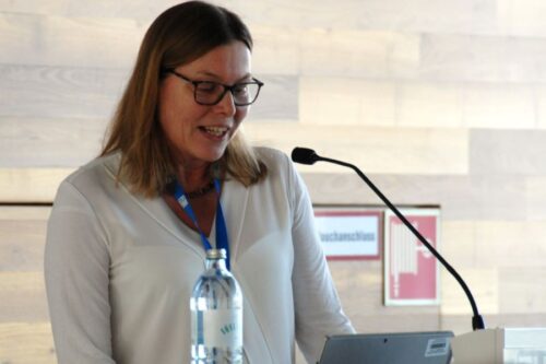 Speaker Elke Scheer behind the lectern